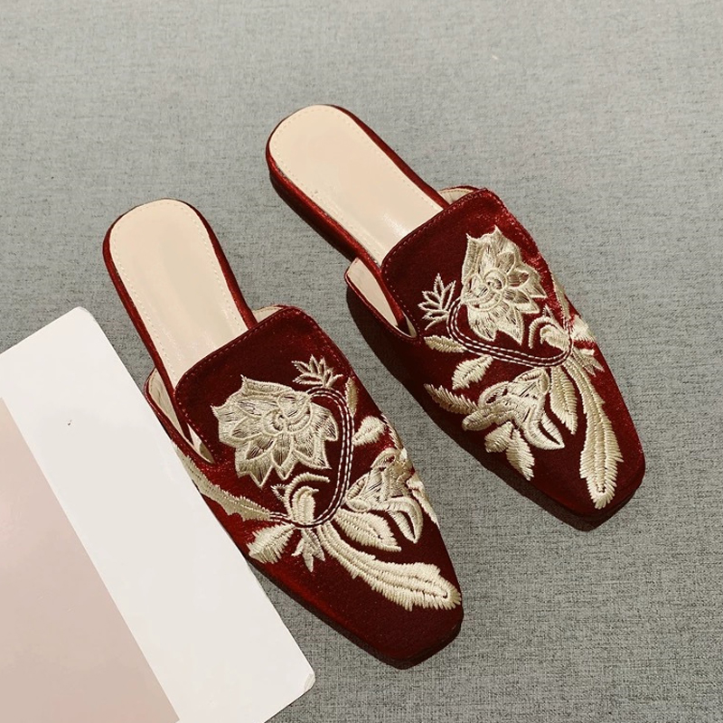 Embroidery Designer - Novos Sapatos Femininos 2026: Chinelos Retrô